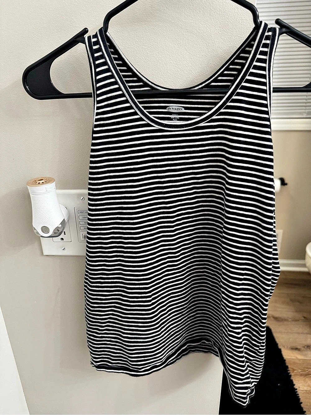Old Navy Fitted Rib-Knit Striped Tank Top Black & White